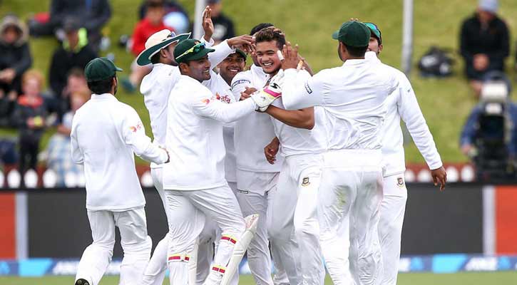 এখনও ৩০৩ রানে পিছিয়ে কিউইরা এখনও ৩০৩ রানে পিছিয়ে কিউইরা