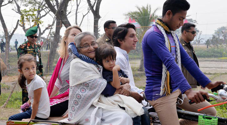 টুঙ্গিপাড়ায় ভাগ্নে আর নাতি-নাতনিদের নিয়ে রিকশাভ্যানে ঘুরে বেড়ালেন প্রধানমন্ত্রী টুঙ্গিপাড়ায় ভাগ্নে আর নাতি-নাতনিদের নিয়ে রিকশাভ্যানে ঘুরে বেড়ালেন প্রধানমন্ত্রী